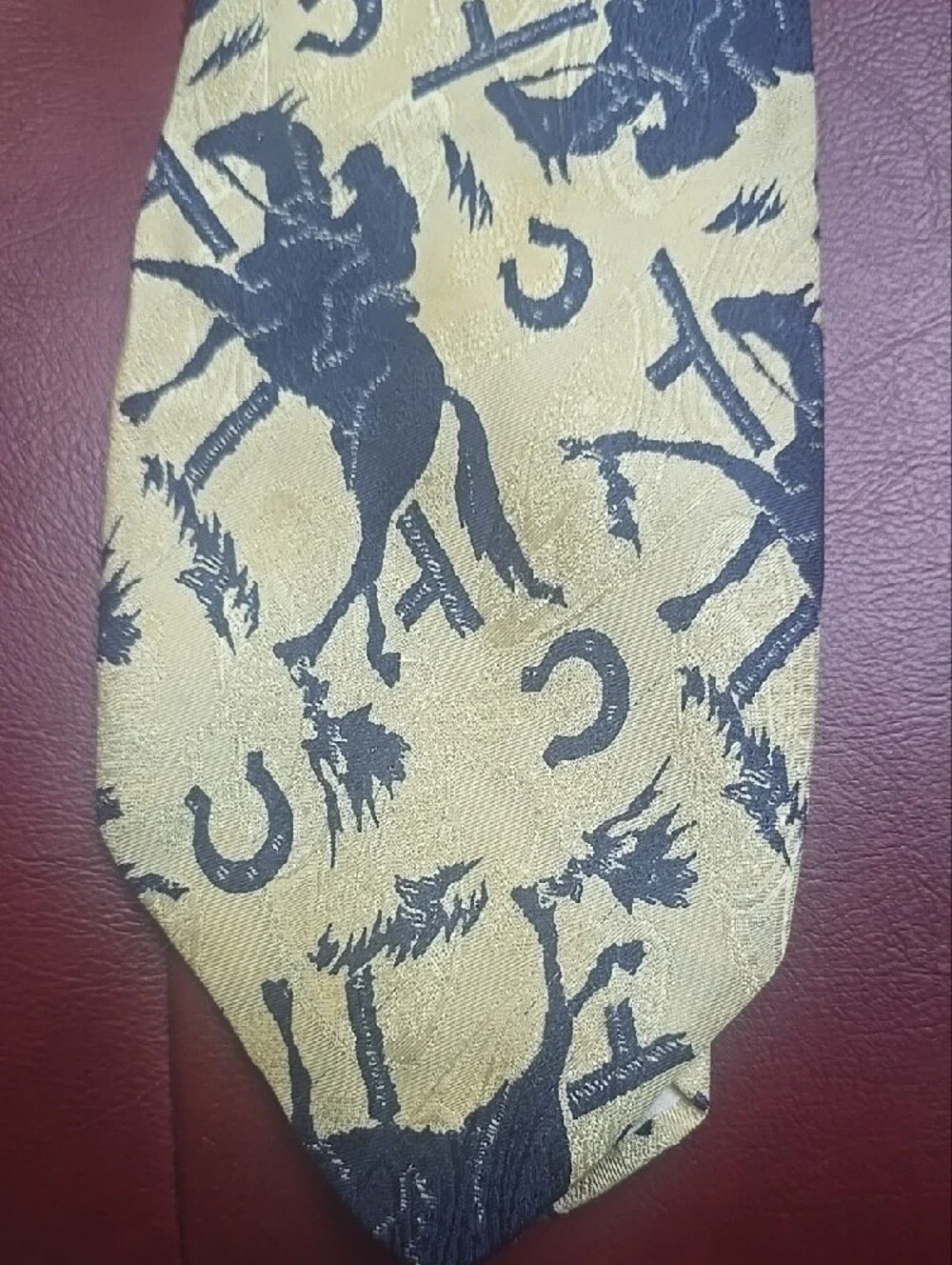 Vintage  Patterned Necktie - Classic Fashion Accessory